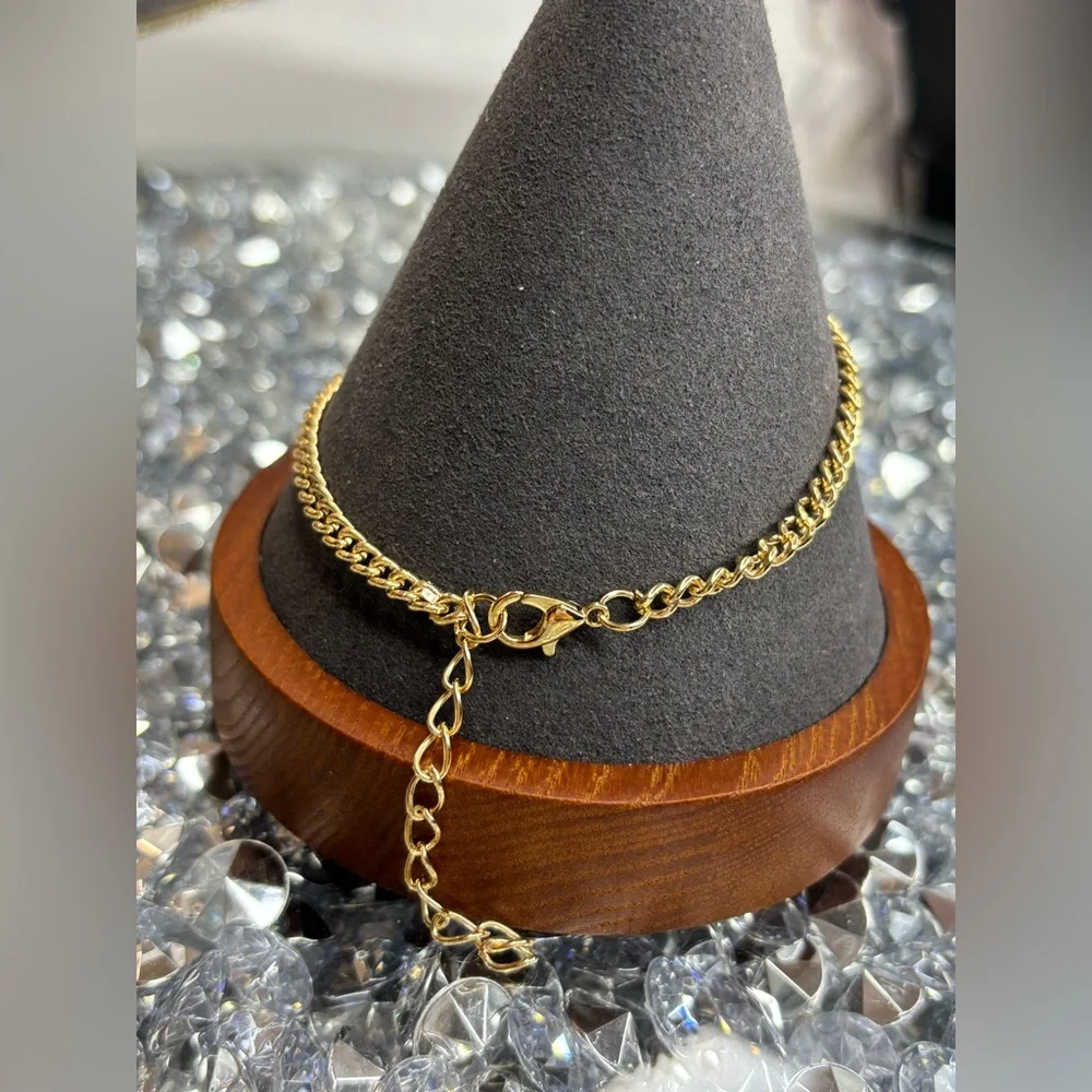 CHANEL charm pendent on unbranded bracelet - Picture 5 of 7